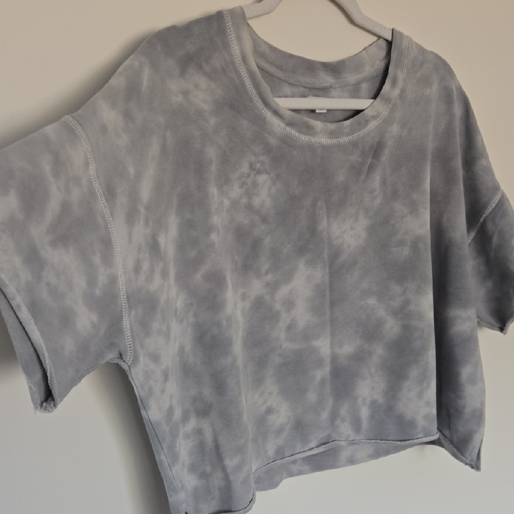 Arie Gray Tie-Dye Women's Cropped Atheasure Short Sleeve Shirt | Large - Picture 2 of 5
